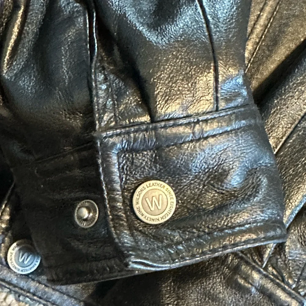 Wilsons Leather Black Bomber Jacket Men's
Medium Thinsulate Insulation RN 69426 - Picture 7 of 15